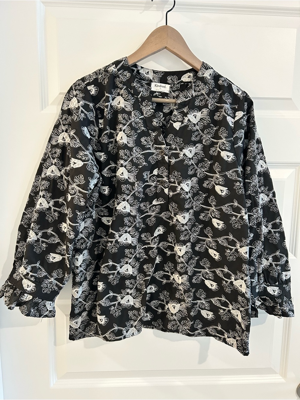 Kindred Embroidered Floral Blouse Black White Size XL